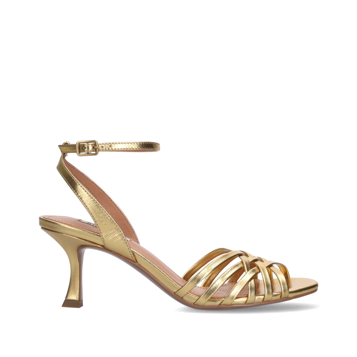 Profil sandałów na obcasie Bibi Lou Kassia w kolorze złotym, z cienkim paskiem zapinanym wokół kostki i smukłym, 6,5 cm obcasem.
