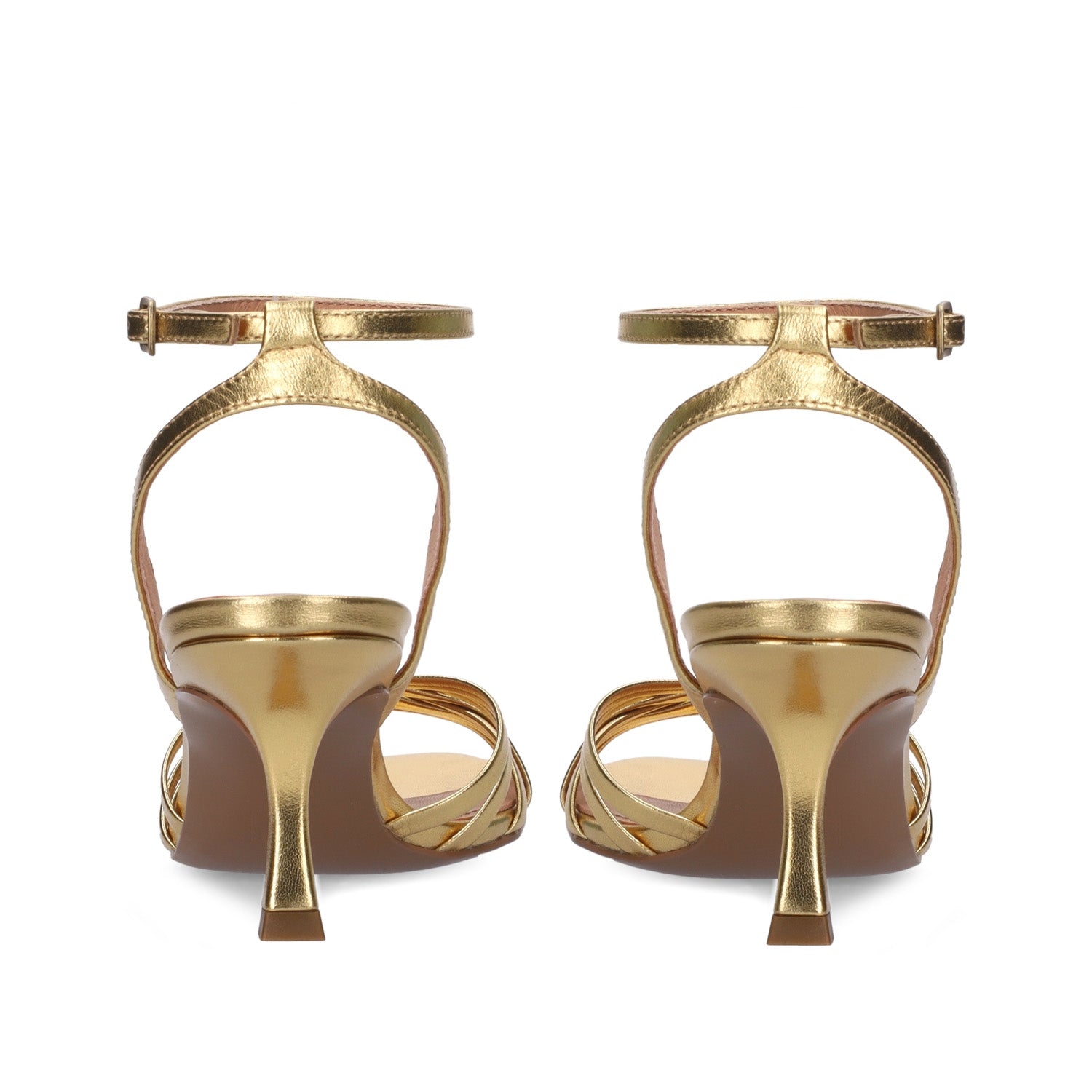 Złote sandały Bibi Lou Kassia wykonane ze skóry naturalnej, widok z tyłu pokazujący delikatny obcas typu kieliszek i cienkie paski wokół kostki.