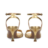 Złote sandały Bibi Lou Kassia wykonane ze skóry naturalnej, widok z tyłu pokazujący delikatny obcas typu kieliszek i cienkie paski wokół kostki.