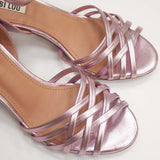 Różowe sandały na obcasie typu kieliszek hiszpańskiej marki Bibi Lou ze skóry naturalnej - zbliżenie na smukłe paski i wkładkę.