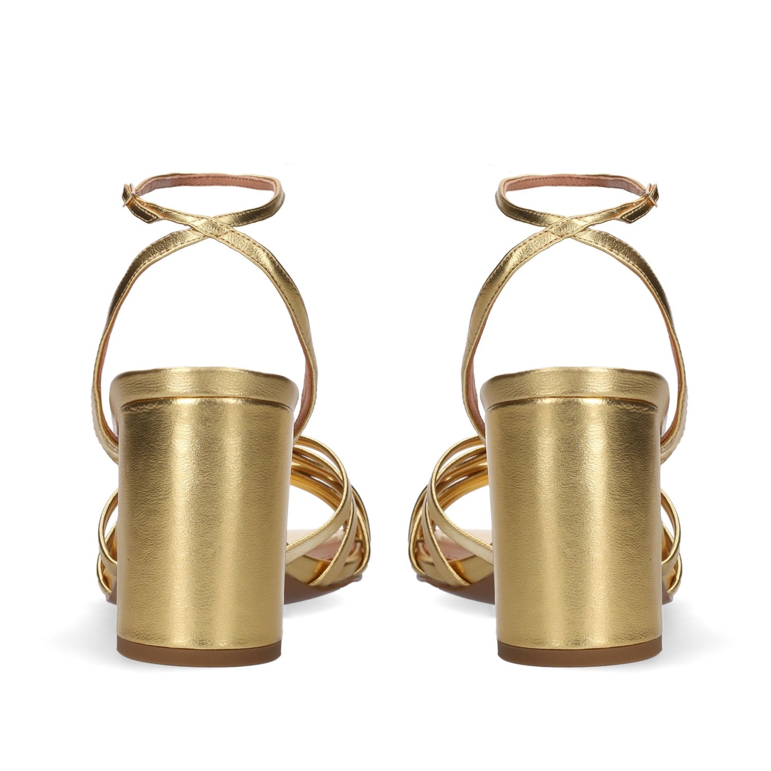 Sandały Bibi Lou złote, skórzane, na obcasie – widok z tyłu – zdjęcie przedstawia tylne ujęcie złotych sandałów Bibi Lou z wysokim słupkowym obcasem i paskiem wokół kostki, wykonanych z naturalnej skóry o metalicznym połysku.