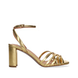 Sandały Bibi Lou złote, skórzane, na obcasie – widok z boku – profilowe ujęcie sandałów Bibi Lou, ukazujące wysoki obcas typu słupek oraz cienkie paski i pasek przy kostce, w całości wykonane ze złotej skóry.