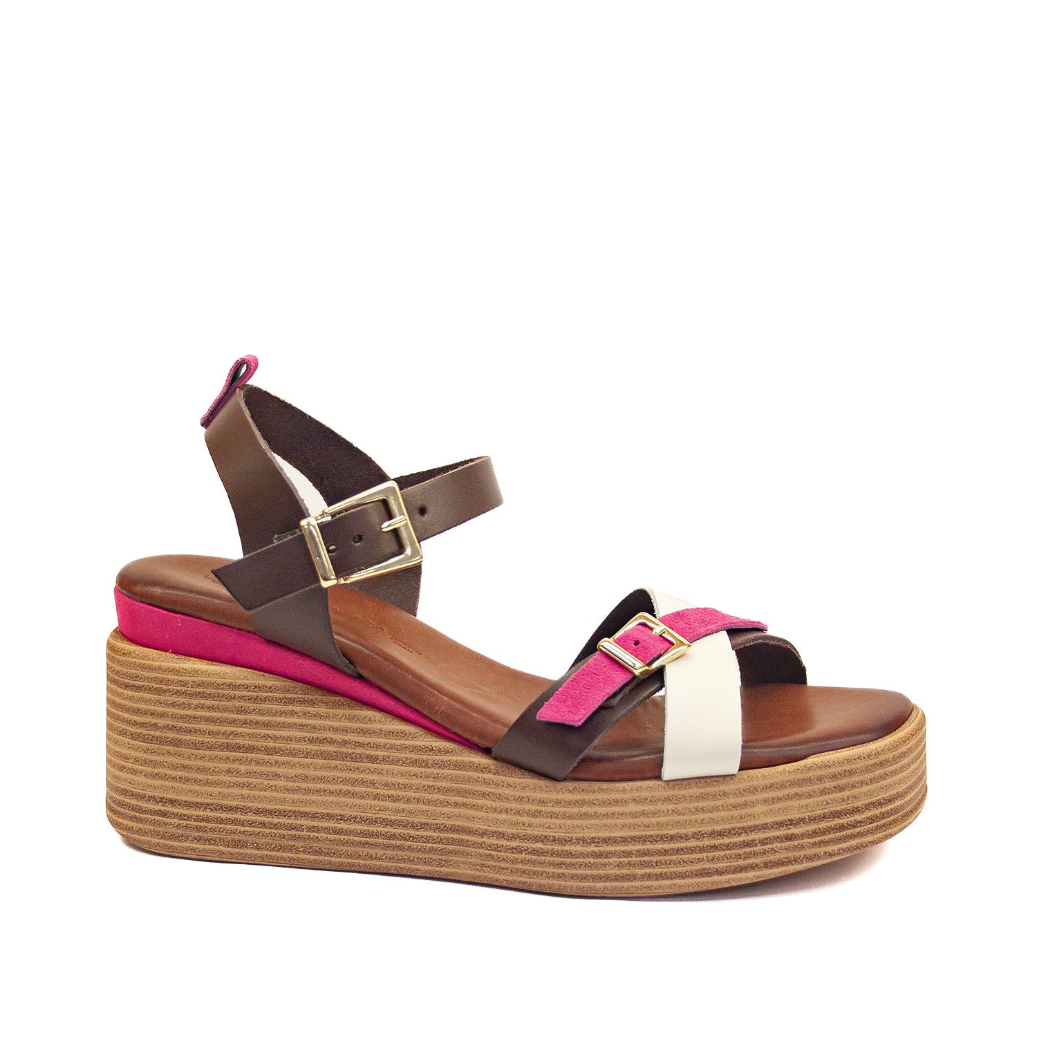 Sandały Igi&Co na koturnie widok pod kątem – wielokolorowe sandały z krzyżującymi się skórzanymi paskami i złotą klamrą, ujęcie w lekkim skosie eksponuje wyprofilowany koturn.