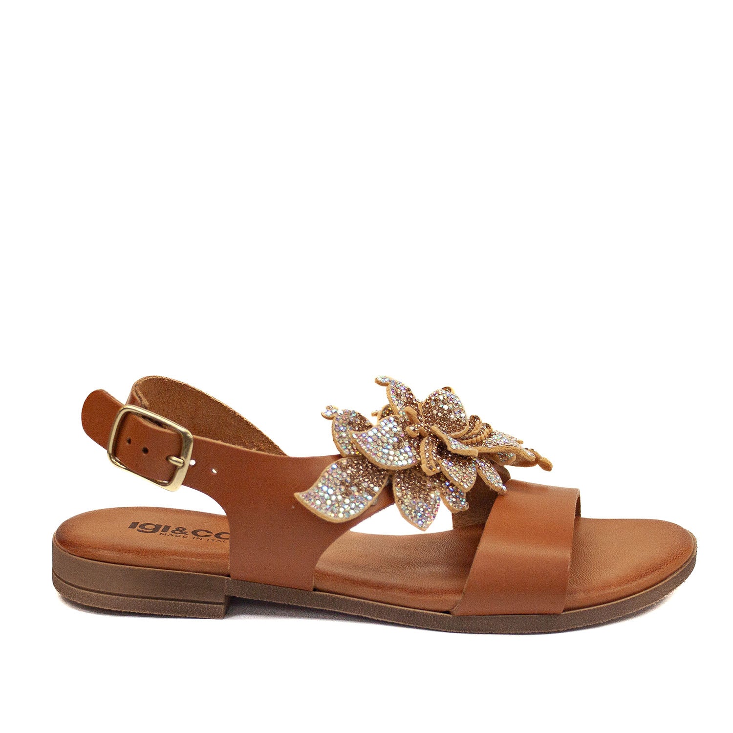 Skórzane sandały Igi&Co z boku – klasyczna sylwetka z szerokim paskiem z przodu i ozdobą z kryształków w kształcie kwiatu.