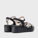 Sandały Wonders Andy czarne skórzane skóra naturalna – widok od tyłu, pokazujący stabilną platformę i zapięcie na kostce.