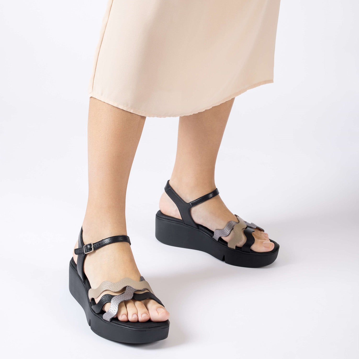 Sandały Wonders Andy czarne skórzane skóra naturalna – widok z modelką, prezentujący sandały w ruchu i ich lekkość.