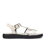 Sandały Wonders – białe, skórzane, na platformie, widok z boku pokazujący prosty fason i solidną czarną podeszwę.