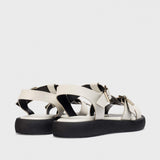 Sandały Wonders – białe, skórzane, na platformie, widok z tyłu eksponujący regulowane paski i stabilną konstrukcję.