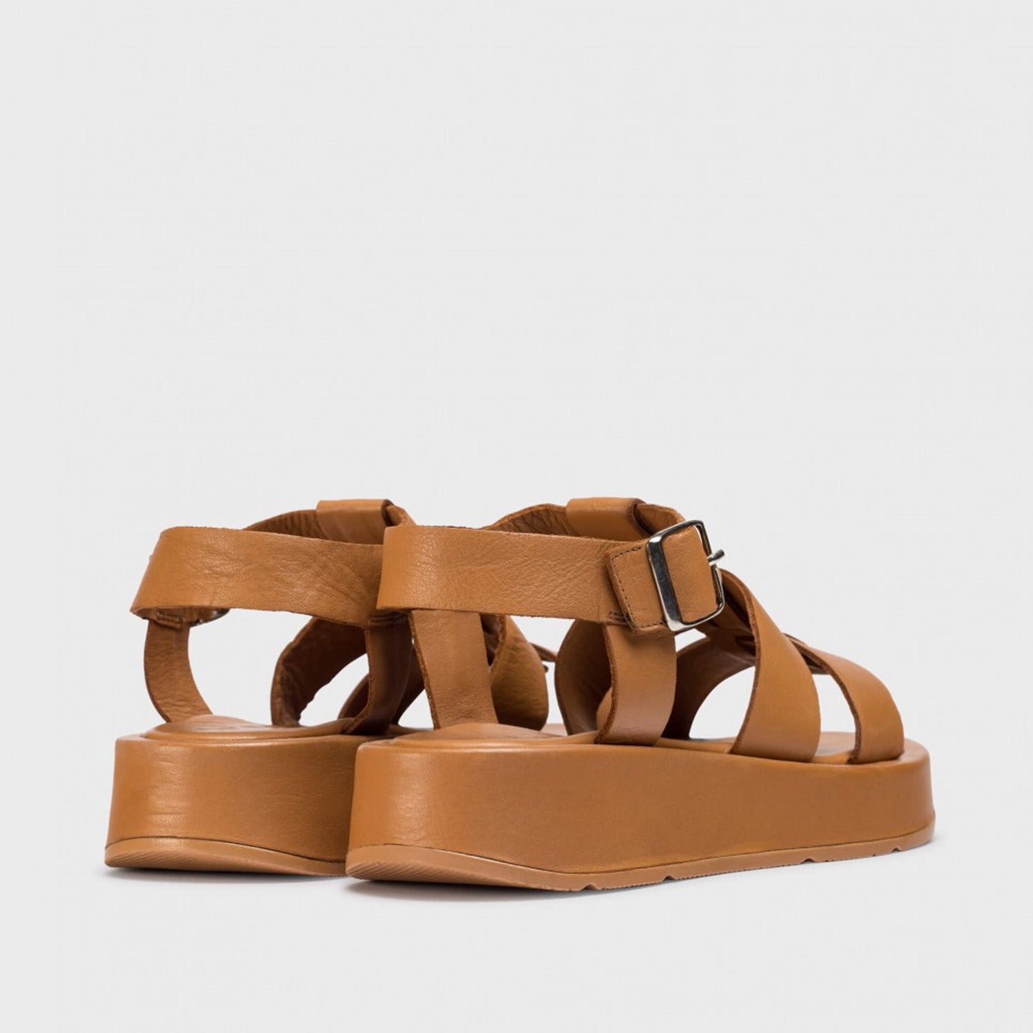 Skórzane sandały Wonders w kolorze brązowym, widok z tyłu, podkreślający pasek na pięcie i zapięcie.