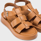 Brązowe sandały Wonders, zbliżenie na szerokie skórzane paski i solidną platformę.