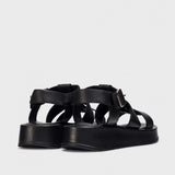 Sandały Wonders, czarne, skórzane, hiszpańskie na platformie – widok z tyłu, regulowane zapięcie i odkrytą piętę.