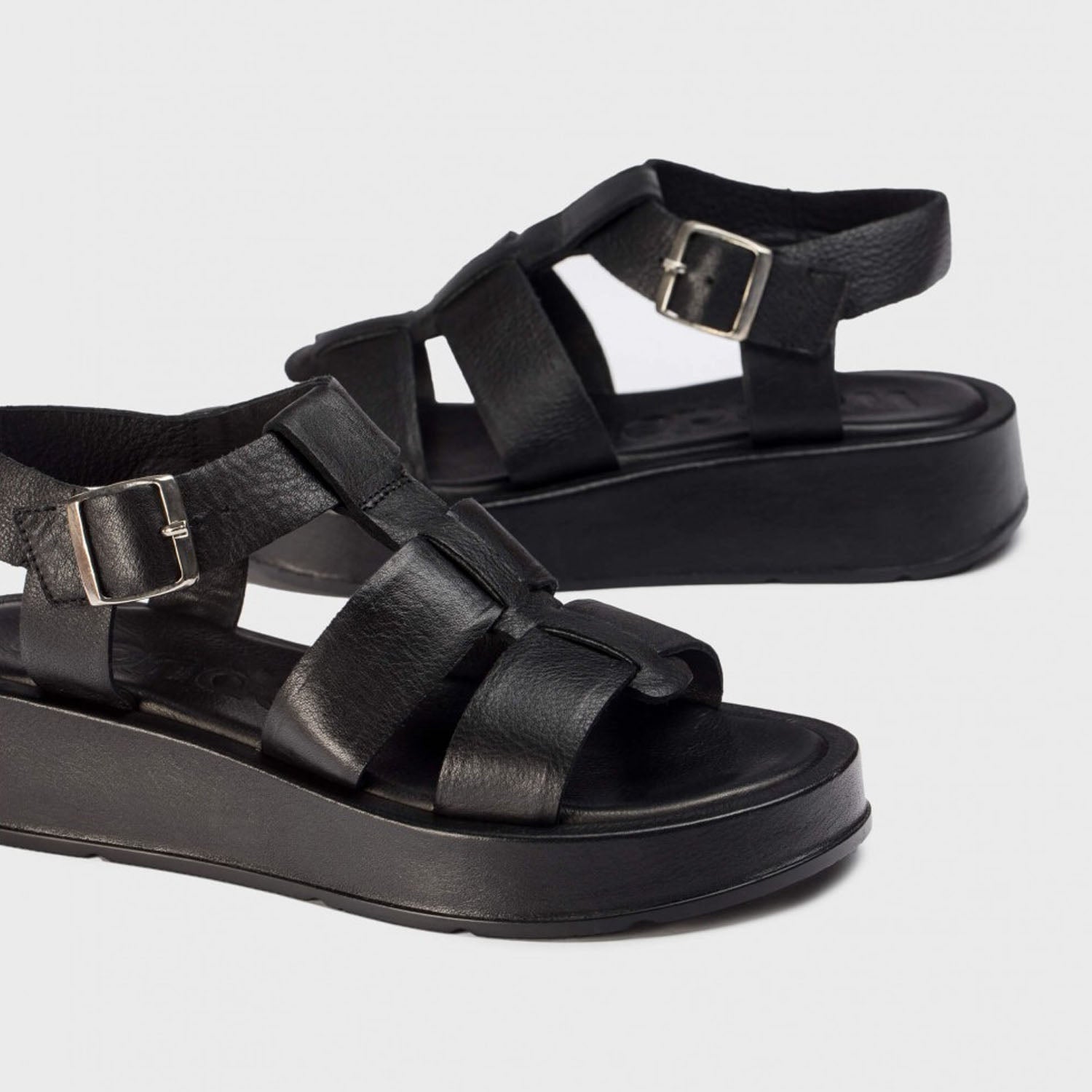 Sandały Wonders, czarne, skórzane, hiszpańskie na platformie – zbliżenie na przód butów, eksponujące fakturę skóry i detal pasków.