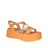 Pomarańczowe sandały Wonders na platformie – widok pod kątem, pokazujący układ pasków i nowoczesny kształt podeszwy.
