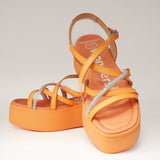 Zbliżenie na przód sandałów Wonders z krzyżującymi się paskami ze skóry i ozdobnym paskiem z cyrkoniami.