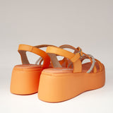 Pomarańczowe sandały Wonders – widok na piętę i pasek zapinany na sprzączkę, pokazujący platformę z tyłu.