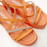 Detal sandałów Wonders – pomarańczowa skóra licowa i lśniące paski z cyrkoniami na miękkiej wkładce MemoryGel.