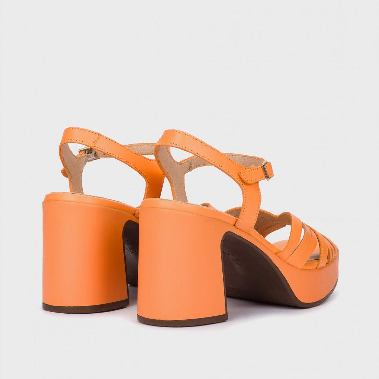 Widok od tyłu na sandały Wonders – pomarańczowe, skórzane, na platformie z grubym obcasem.