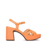 Skórzane sandały Wonders w kolorze pomarańczowym – profil boczny, paski i wysoki obcas.