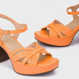 Zbliżenie na pomarańczowe sandały Wonders – skórzane paski i miękka wkładka z Memory Gel.