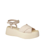 Skórzane sandały damskie Wonders w pudrowym różu, ujęcie pod kątem pokazujące platformę i krzyżujące się paski z przodu.