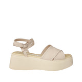 Profil skórzanych sandałów Wonders wyraźnie widoczną platformą WondersFly oraz paskiem zapinanym wokół kostki.