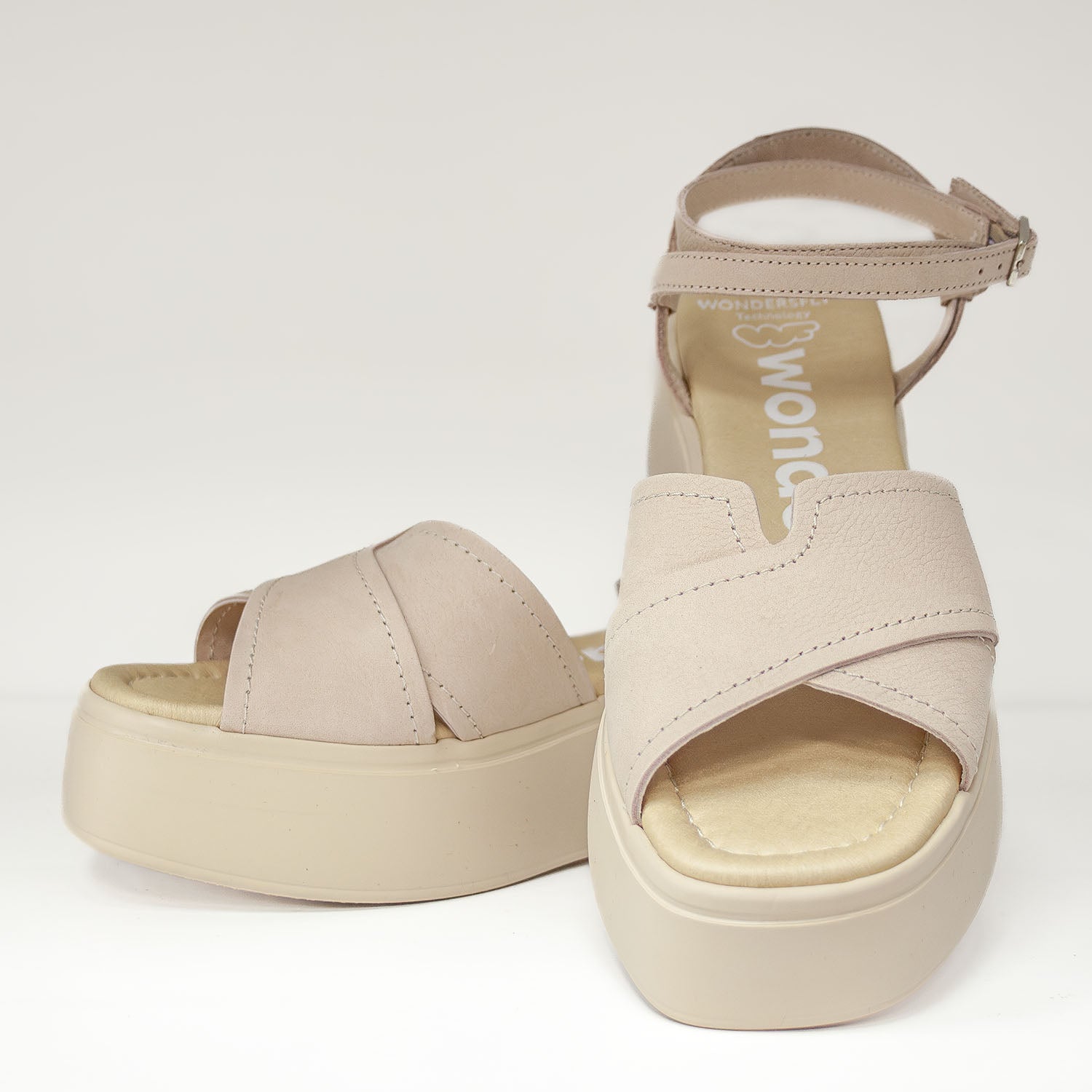 Frontalne ujęcie skórzanych sandałów Wonders, eksponujące szerokie, skrzyżowane paski i zaokrąglony kształt podeszwy.