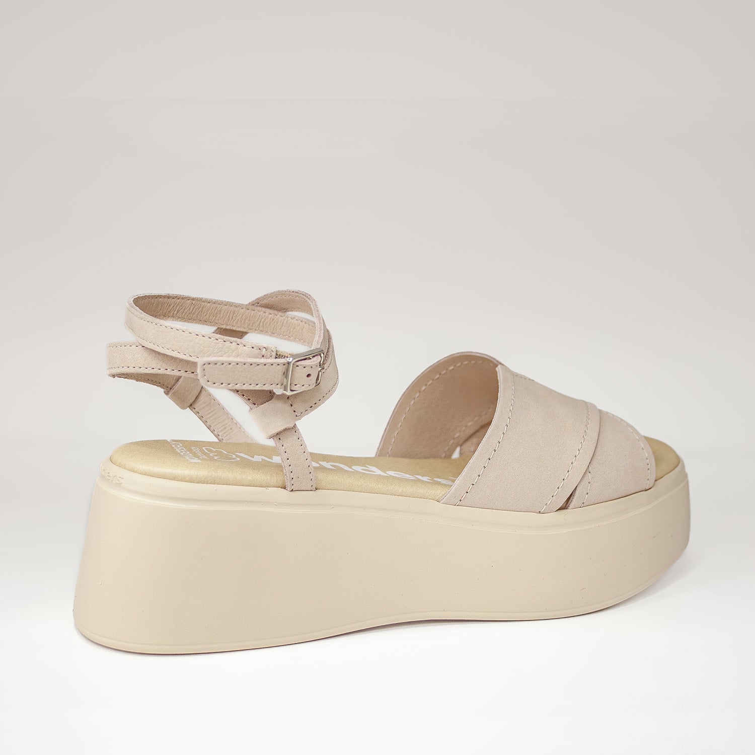 Tylny widok skórzanych sandałów Wonders, podkreślający pasek oplatający kostkę z metalową sprzączką i stabilną platformę.