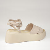 Tylny widok skórzanych sandałów Wonders, podkreślający pasek oplatający kostkę z metalową sprzączką i stabilną platformę.