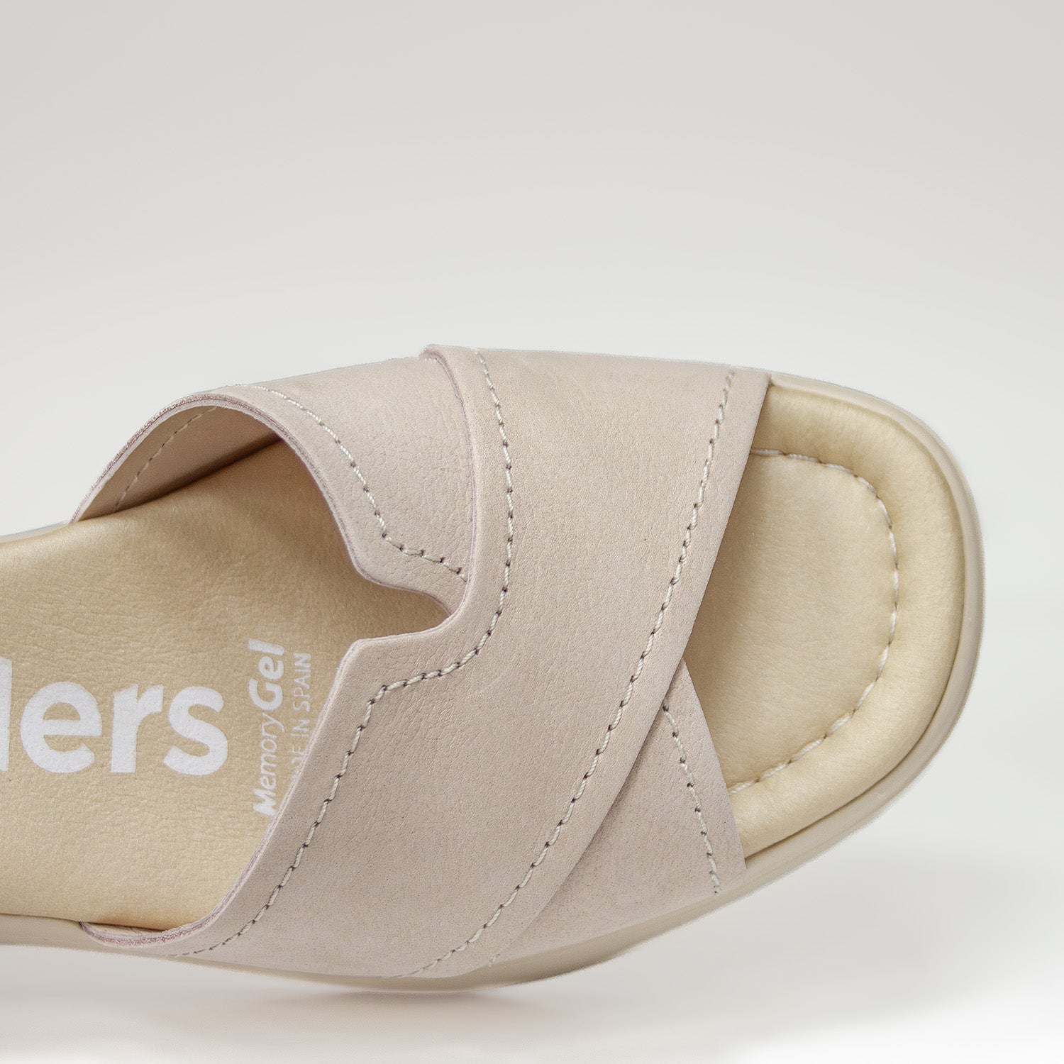 Zbliżenie na miękką wkładkę Memory Gel oraz krzyżujące się paski z nubuku w jasnoróżowym odcieniu skórzanych sandałów Wonders.