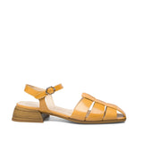 Pomarańczowe sandały Wonders z paskami, wykonane ze skóry lakierowanej, z niskim obcasem imitującym drewno, widok z boku.