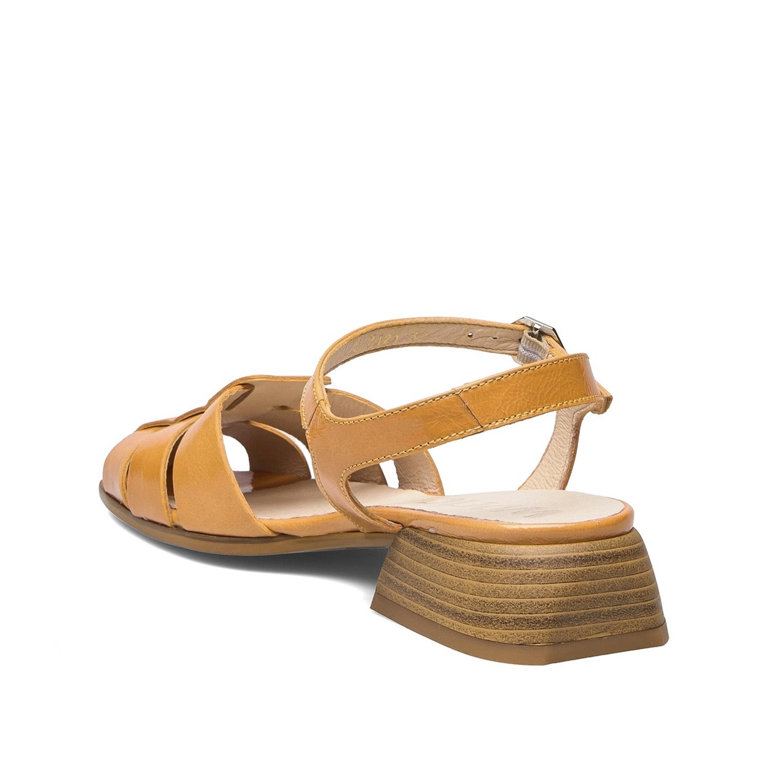 Pomarańczowe sandały Wonders z regulowanym paskiem wokół kostki i niskim, warstwowym niskim obcasem – widok z tyłu.