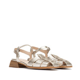 Złote sandały Wonders z zakrytym przodem i paskami, wykonane ze skóry, na niskim obcasie – ujęcie pod kątem