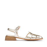 Złote sandały Wonders z naturalnej skóry lakierowanej, z paskiem wokół kostki i niskim obcasem imitującym drewno – widok z boku