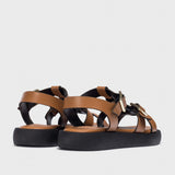 Sandały Wonders – skórzane, brązowe, na platformie, widoczne z tyłu prezentujące strukturę skóry i stabilny kształt podeszwy.