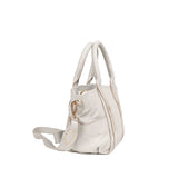 Shopperka Piti Cuiti – skórzana, hiszpańska torebka w jasnoszarym kolorze, widok pod kątem, z uchwytami i paskiem, dekoracyjne ćwieki.