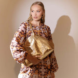 Shopperka Piti Cuiti – skórzana, złota, hiszpańska - widok z modelką.