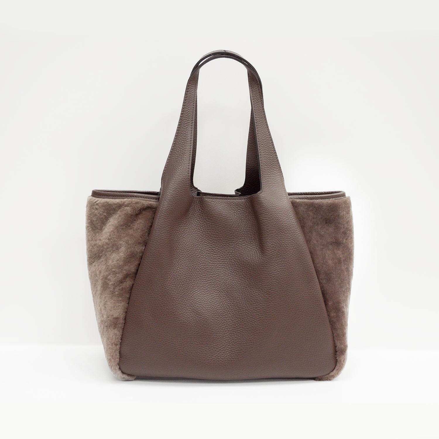 Brązowa shopperka Vesuvio włoskie marki Ripani wykonana z naturalnej skóry licowej oraz futrzastych wstawek po bokach - widok z tyłu.