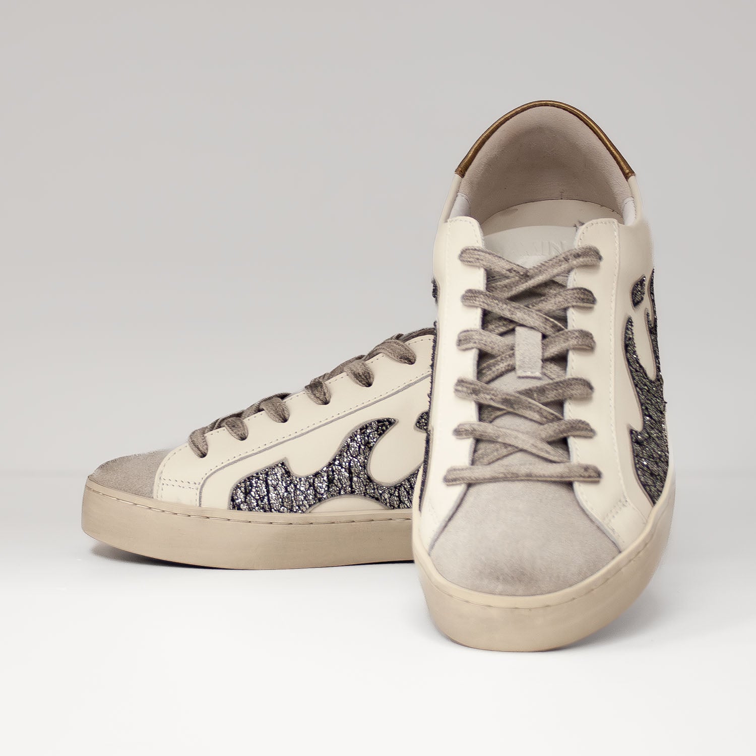 Sneakersy Bibi Lou – skórzane, z motywem płomienia wykonane ze skóry naturalnej licowej i zamszowej - widok z przodu eksponujący sznurowadła w przybrudzonym stylu.