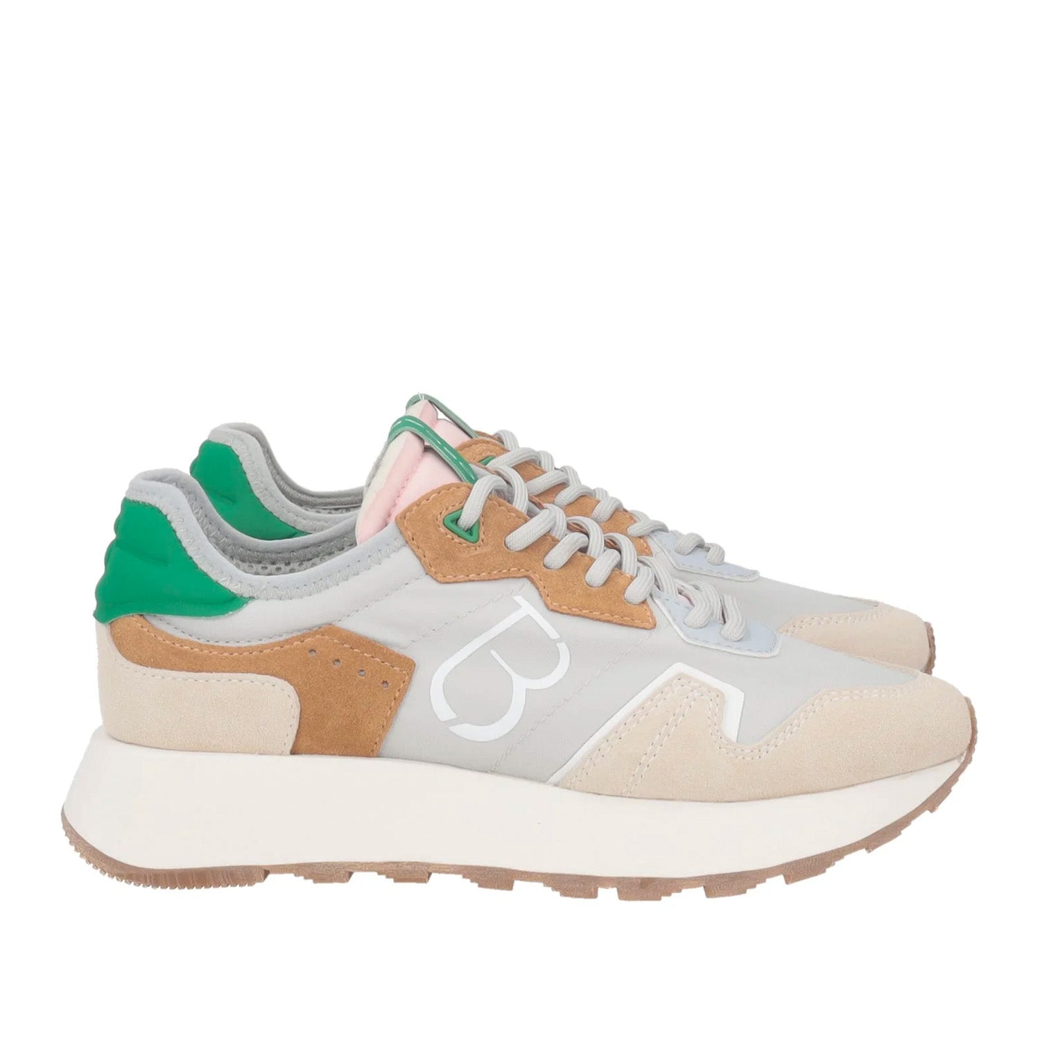 Zdjęcie kolorowych włoskich sneakersów Tosca Blu z boku – widoczna jasna cholewka z naturalnego zamszu i nylonu, pastelowe akcenty oraz logo B na panelu bocznym.