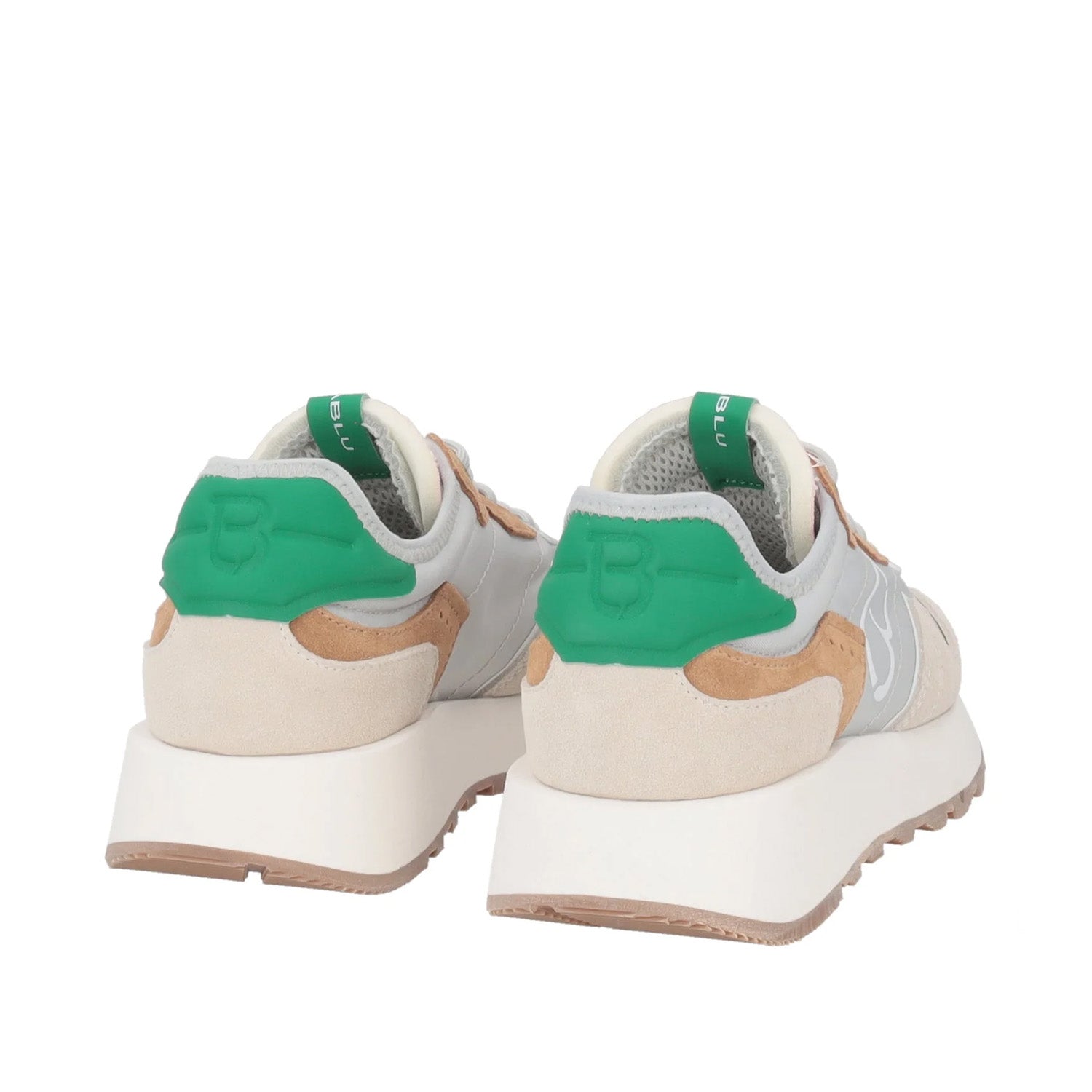 Tylna część włoskich sneakersów Tosca Blu – zielony zapiętek z tłoczonym logo i wysoka biała podeszwa o sportowym profilu.