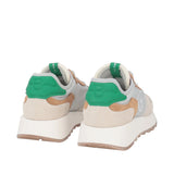 Tylna część włoskich sneakersów Tosca Blu – zielony zapiętek z tłoczonym logo i wysoka biała podeszwa o sportowym profilu.