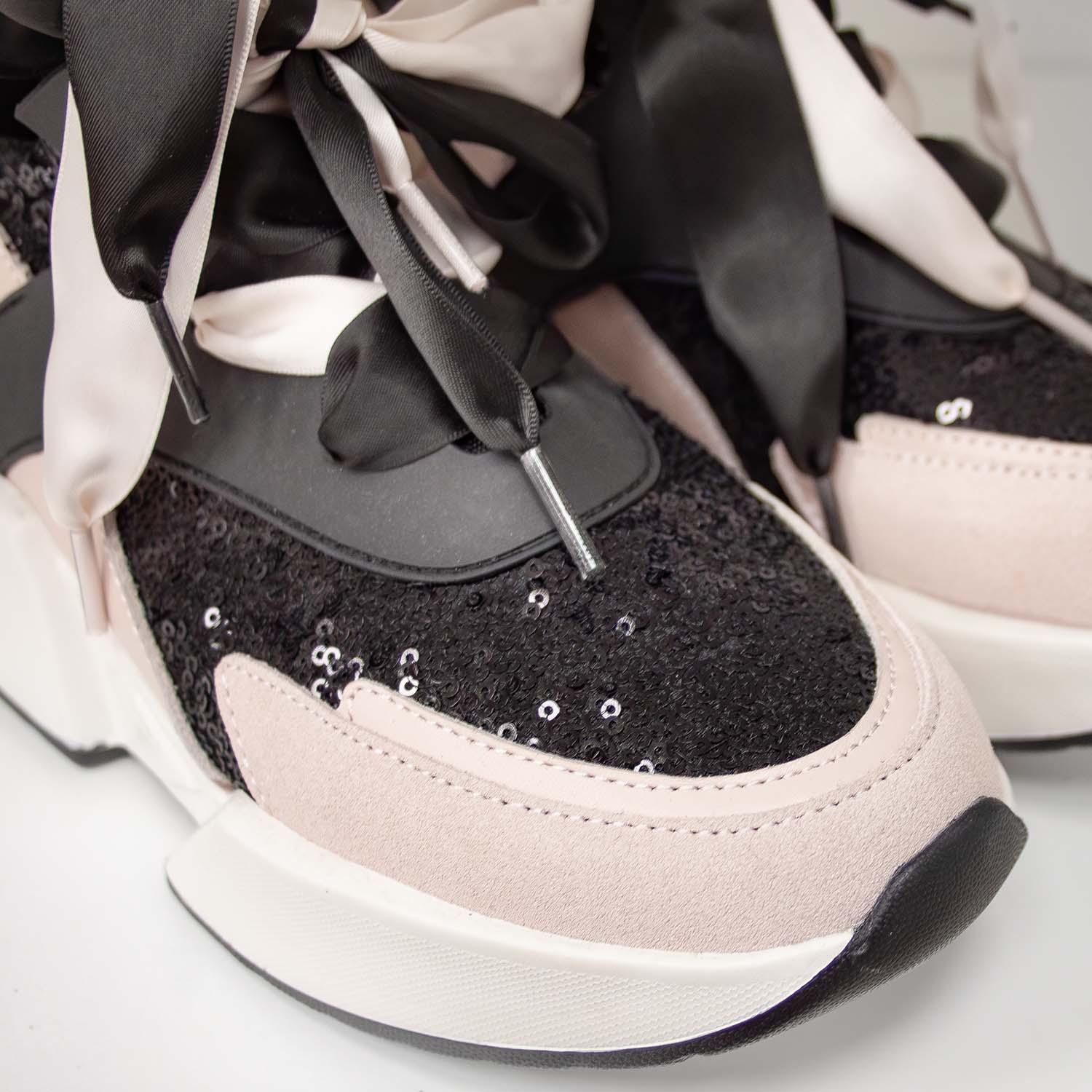 Sneakersy Tosca Blu – skórzane, z cekinami, włoskie - zbliżenie na cekiny oraz fakturę skóry.