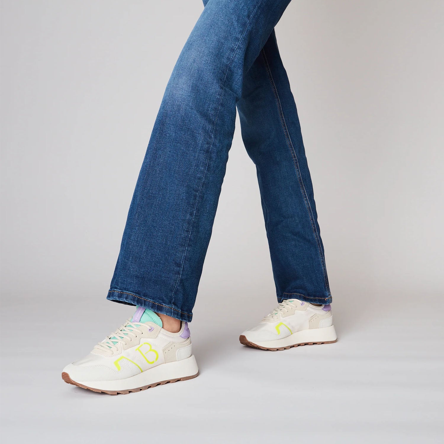 Sneakersy Tosca Blu – skórzane, zamszowe, włoskie na stopach modelki – stylizacja z dżinsami, sportowy fason podkreślony miejskim luzem i pastelową kolorystyką.