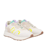 Sneakersy Tosca Blu – skórzane, zamszowe, włoskie, widok pod kątem – widoczny żółty monogram, pastelowe detale i gruba, sportowa podeszwa.