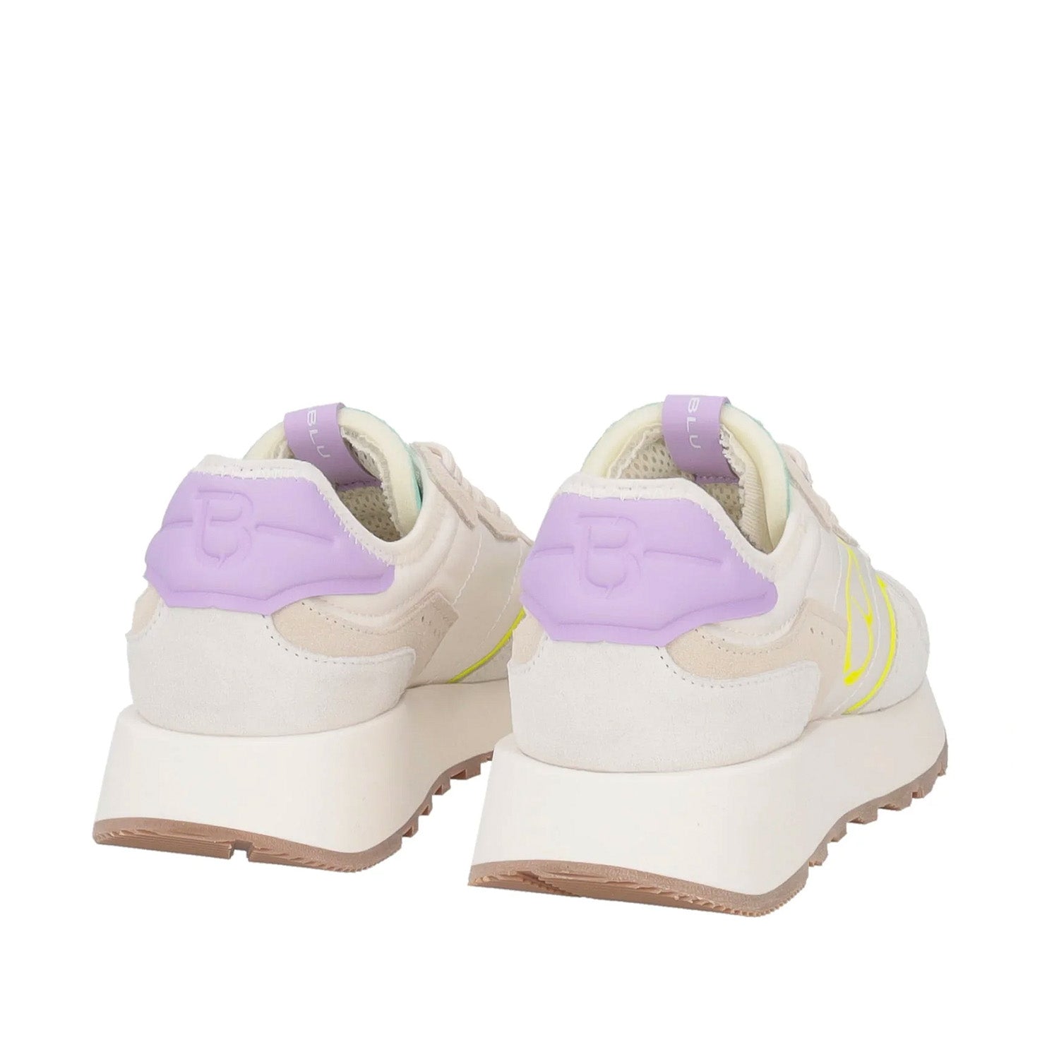 Sneakersy Tosca Blu – skórzane, zamszowe, włoskie, widok z tyłu – fioletowy zapiętek z tłoczonym logo, kontrastuje z kością słoniową i pastelową cholewką.