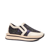 Sneakersy Tuffoni – beżowe, ażurowe, skórzane uchwycone pod kątem, z widoczną perforowaną cholewką z kryształkami i kontrastującą jasną platformą.