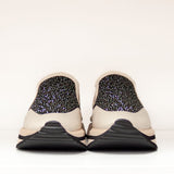 Sneakersy Tuffoni – beżowe, ażurowe, skórzane widziane z przodu, z błyszczącą cholewką pokrytą kryształkami i miękkim wykończeniem języka.