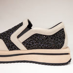 Zbliżenie na Sneakersy Tuffoni – beżowe, ażurowe, skórzane z wyraźnie widoczną fakturą skóry, perforacjami i mieniącymi się drobnymi kryształkami.