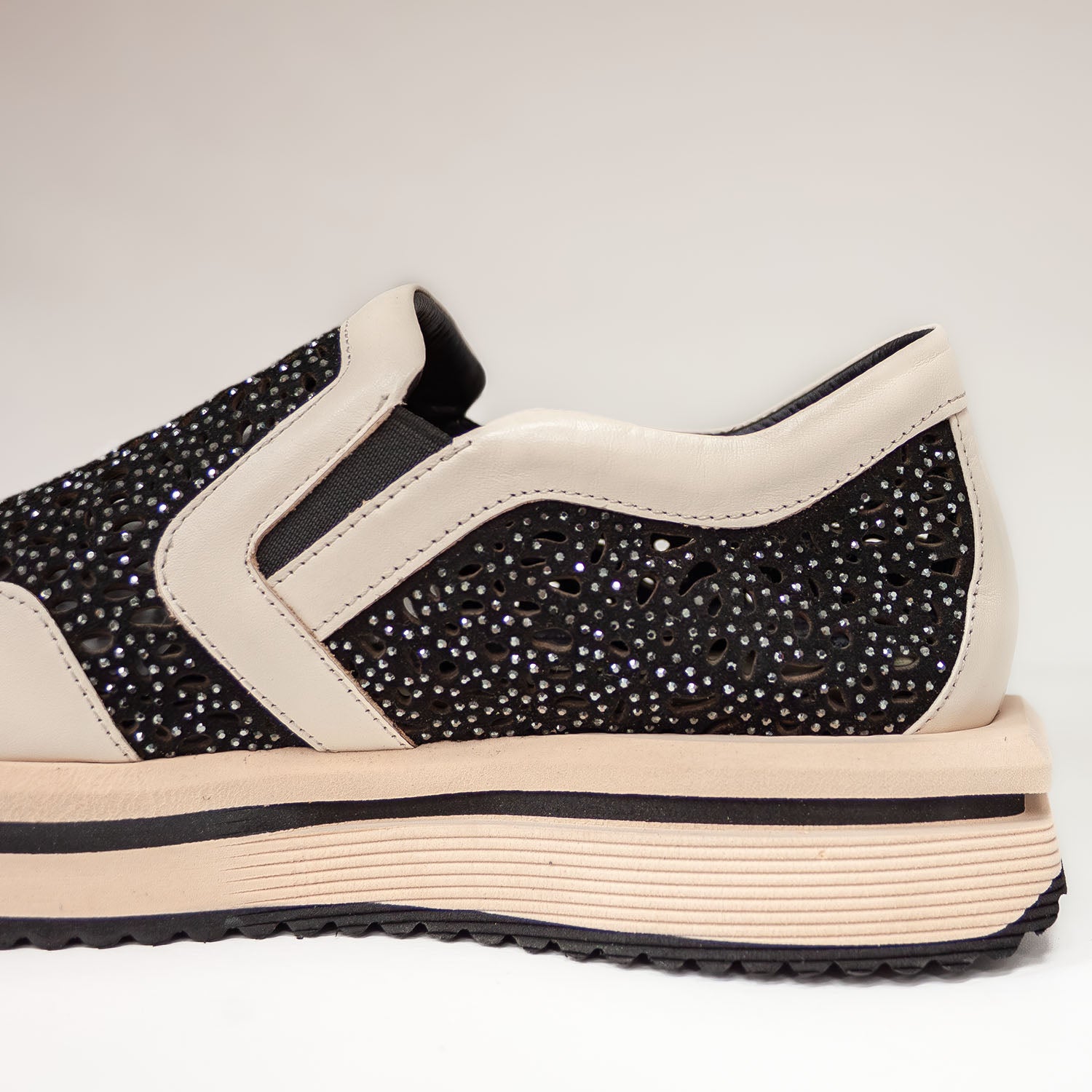 Zbliżenie na Sneakersy Tuffoni – beżowe, ażurowe, skórzane z wyraźnie widoczną fakturą skóry, perforacjami i mieniącymi się drobnymi kryształkami.