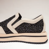 Zbliżenie na Sneakersy Tuffoni – beżowe, ażurowe, skórzane z wyraźnie widoczną fakturą skóry, perforacjami i mieniącymi się drobnymi kryształkami.